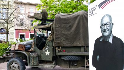 Tank Sherman zaparkoval před Besedou, spitfire na náměstí Republiky