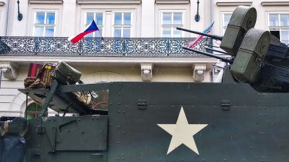 Tank Sherman zaparkoval před Besedou, spitfire na náměstí Republiky