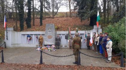Město Plzeň si dnes připomnělo Den válečných veteránů položením květin v parku na Homolce