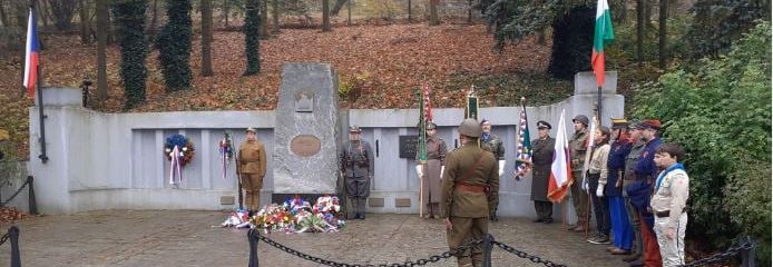 Město Plzeň si dnes připomnělo Den válečných veteránů položením květin v parku na Homolce