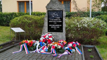 Památku letců, kteří zahynuli při bombardování Škodovky, si připomněli v Liticích
