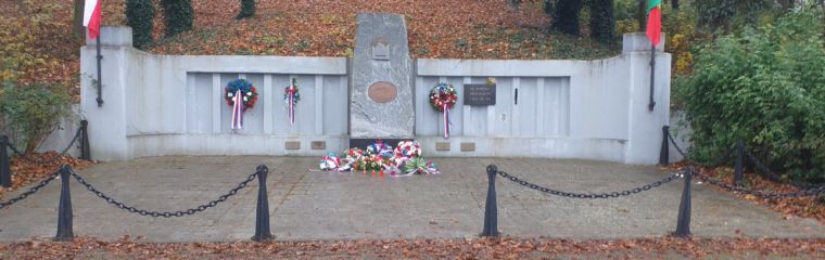 Město Plzeň si dnes připomnělo Den válečných veteránů položením květin v parku na Homolce.
