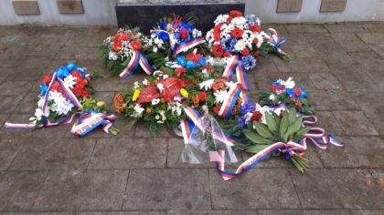 Město Plzeň si dnes připomnělo Den válečných veteránů položením květin v parku na Homolce.