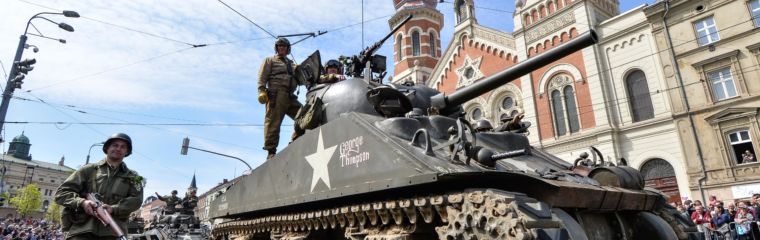 Plzní projel Konvoj svobody, čelo přehlídky tvořila těžká technika včetně tanku
