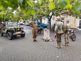 Plzeň si dnes připomněla 80. výročí vzniku Československé samostatné obrněné brigády položením květin u pomníku v Husově ulici