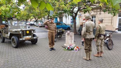 Plzeň si dnes připomněla 80. výročí vzniku Československé samostatné obrněné brigády položením květin u pomníku v Husově ulici