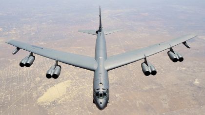 Boeing B-52 Stratofortress ve formaci s dalšími letadly pozdraví v sobotu 19. září v cca 13:10 i v Plzni nad pomníkem Díky, Ameriko!